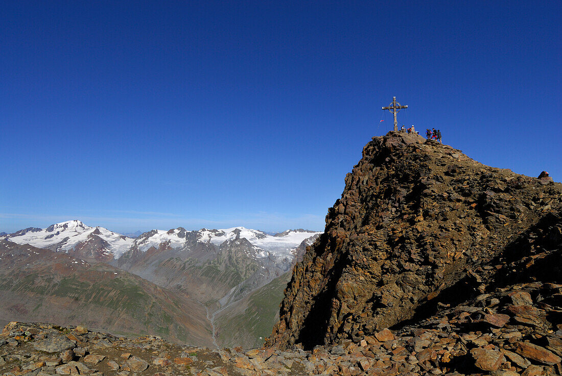 Gruppe von Wanderern auf der Kreuzspitze, Weißkugel im Hintergrund, Ötztaler Alpen, Tirol, Österreich