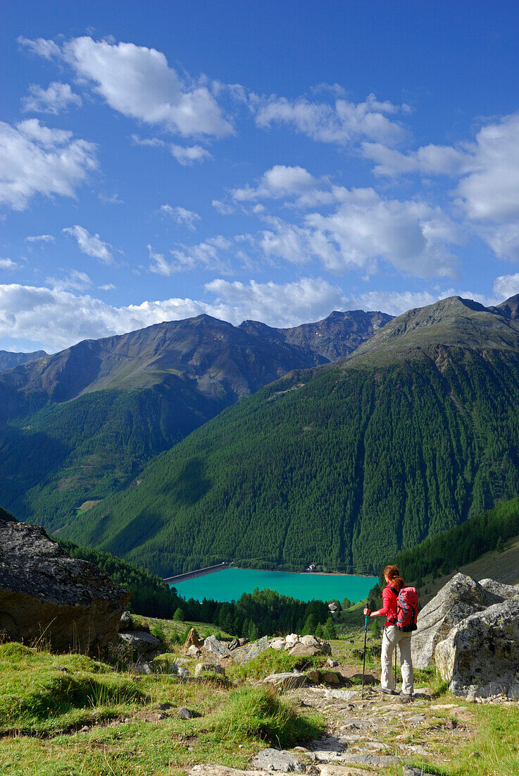 junge Frau im Abstieg von der Similaunhütte zum Vernagtstausee, Ötztaler Alpen, Südtirol, Italien