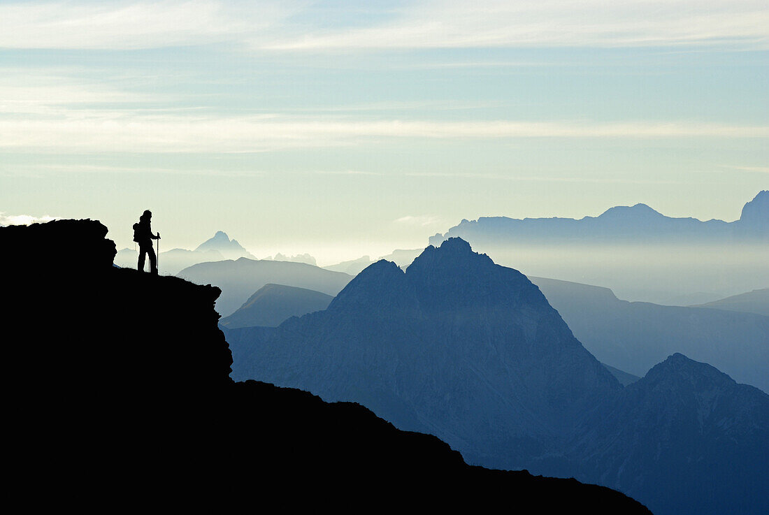 Silhouette eines Wanderers, Dolomiten im Hintergrund, Texelgruppe, Ötztaler Alpen, Südtirol, Italien