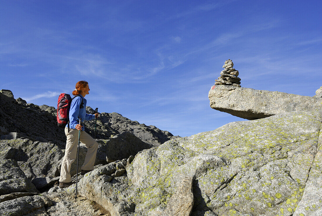 Frau auf Wanderweg mit Steinmann, Spronser Seenplatte, Texelgruppe, Ötztaler Alpen, Südtirol, Italien