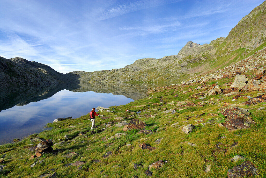junge Frau vor Langsee mit Tschigat, Spronser Seenplatte, Texelgruppe, Ötztaler Alpen, Südtirol, Italien