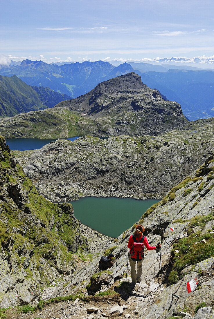 Frau beim Abstieg, Texelgruppe, Ötztaler Alpen, Südtirol, Italien