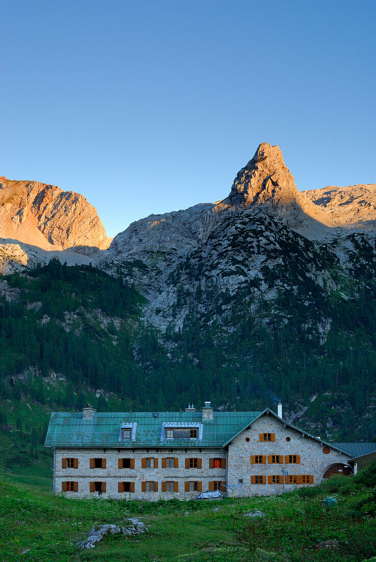 Kärlingerhaus am Funtensee mit Alpenglühen am Schottmalhorn, Berchtesgadener Alpen, Nationalpark Berchtesgaden, Berchtesgaden, Oberbayern, Bayern, Deutschland