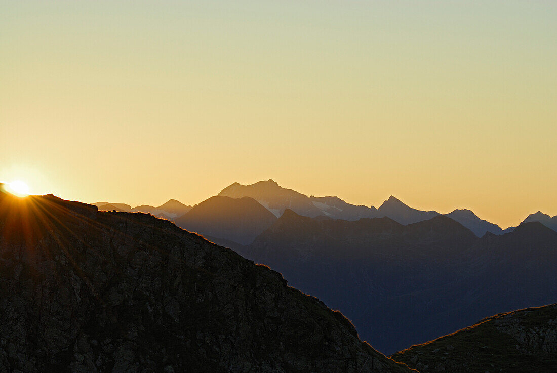 Sonnenaufgang über der Reißeckgruppe, Wangenitzsee, Schobergruppe, Hohe Tauern, Nationalpark Hohe Tauern, Kärnten, Österreich