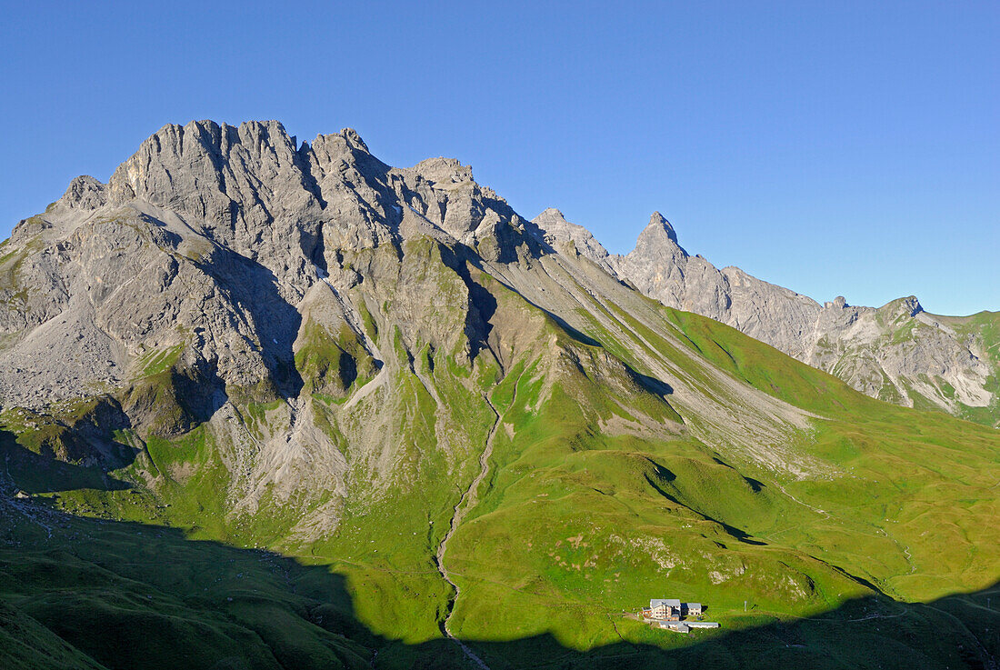 Kratzer, Maedelegabel and Trettachspitze rising above hut Kemptner Huette, Allgaeu range, Allgaeu, Swabia, Bavaria, Germany