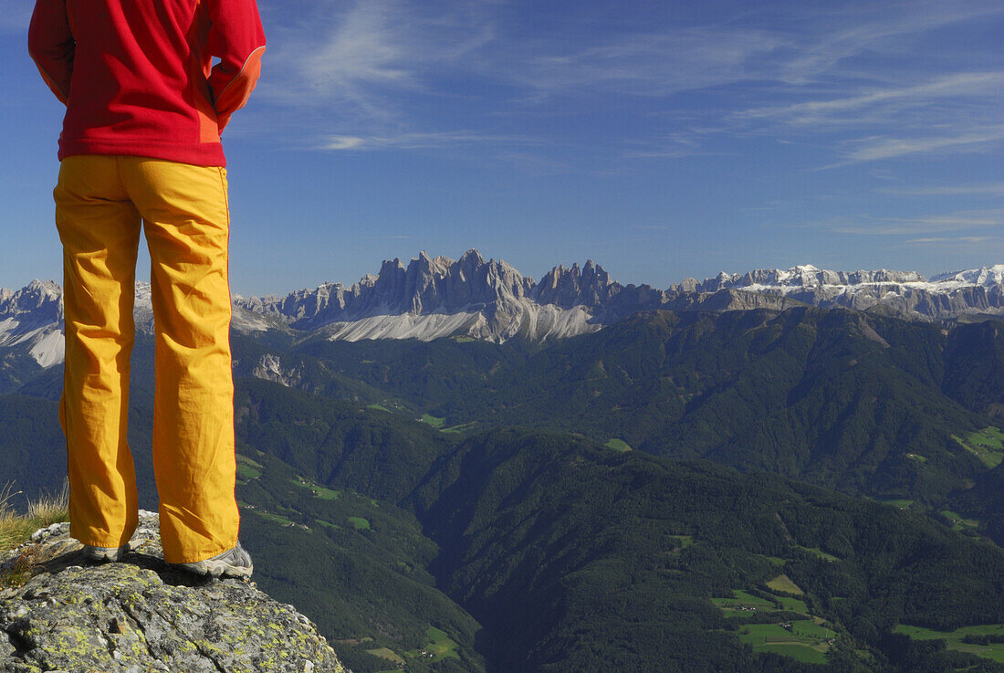 Frau blickt auf die Dolomiten mit Geislergruppe und Sella, Südtirol, Italien