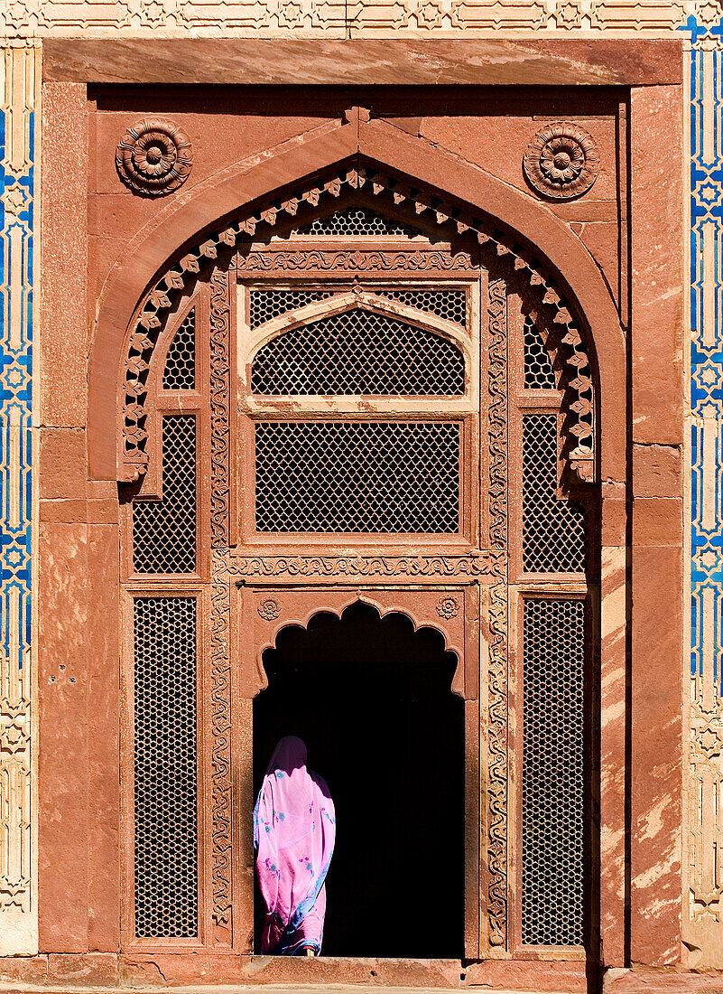 Woman entering in Fatehpur Sikri. Uttar Pradesh, India