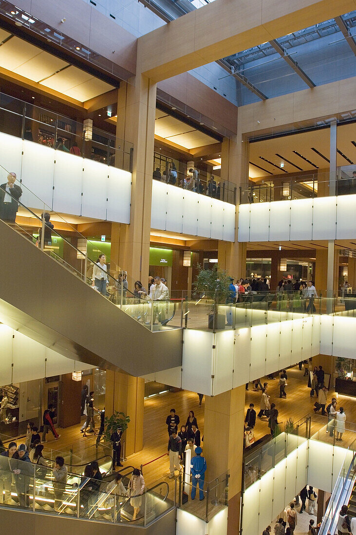 The newly opened Tokyo Midtown in Roppongi. Escalators connecting the 4 Levels of the Galleria, an open Foyer Arcade with modern shops, cafes and restaurants. Tokyo, Japan