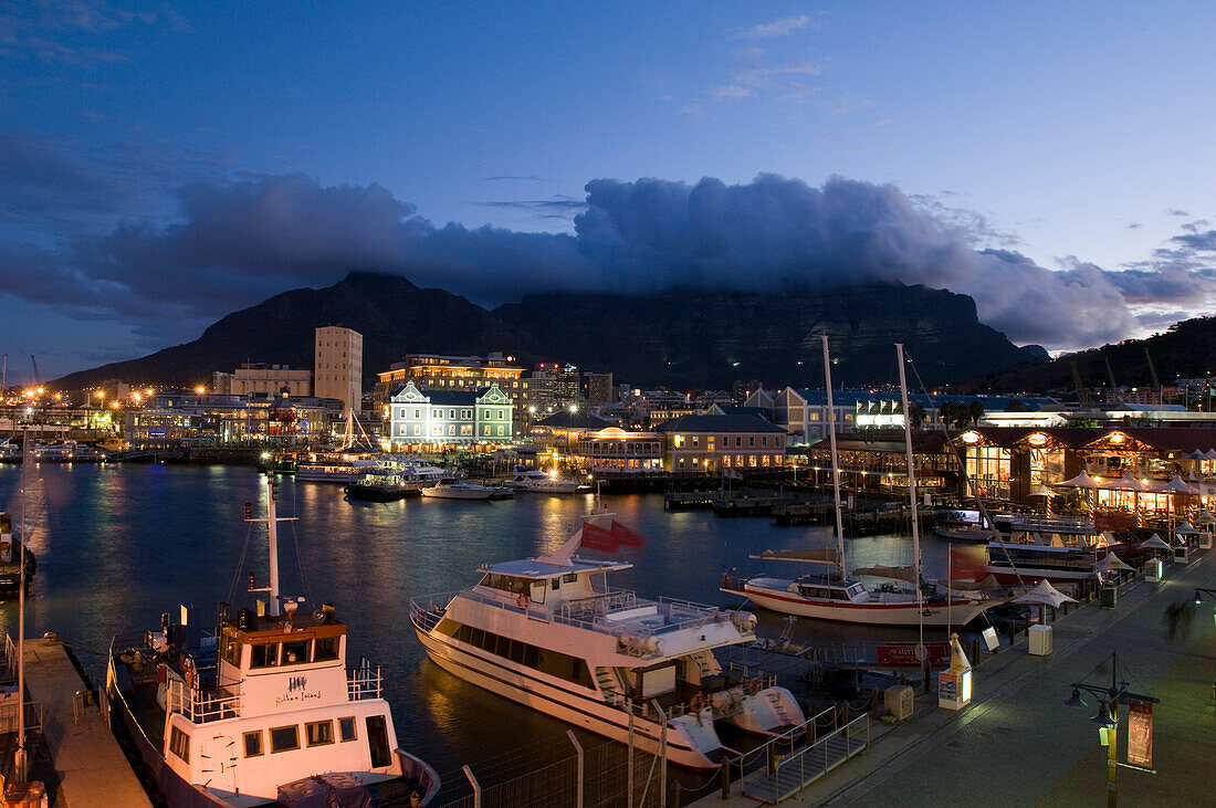 Blick auf beleuchteten Hafen und Tafelberg in der Abenddämmerung, Kapstadt, Südafrika, Afrika