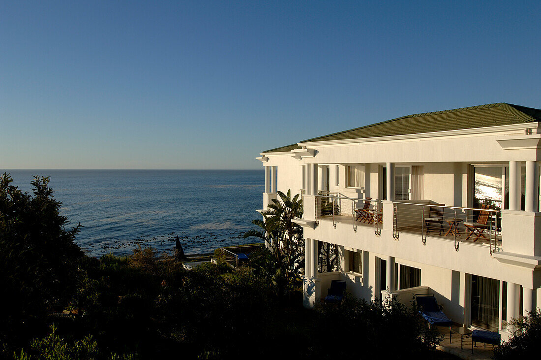 Blick auf The Twelve Apostles Hotel am Meer unter blauem Himmel, Kapstadt, Camps Bay, Südafrika, Afrika
