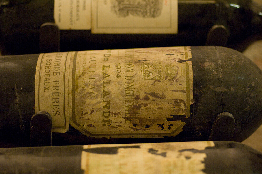 Raritäten Weinkeller mit Sammlerstücke von hohem Wert und Einzelflaschen hohen Alters, Jahrgang, Palais Coburg, Wein, Österreich