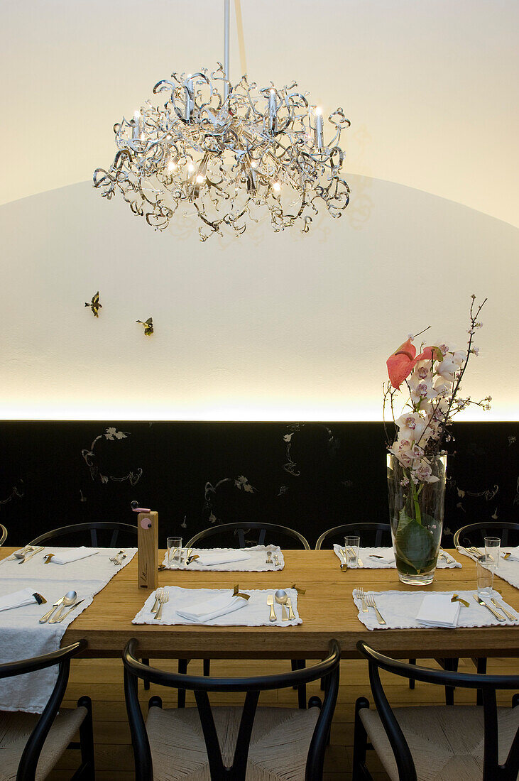 Gedeckter Tisch mit Dekoration, Restaurant Hollman Salon, Wien, Österreich