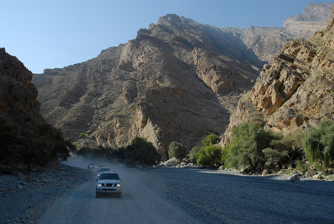 Geländewagen auf einer Landstrasse in den Bergen, Al Hajar Berge, Wadi Bani Auf, Oman, Asien