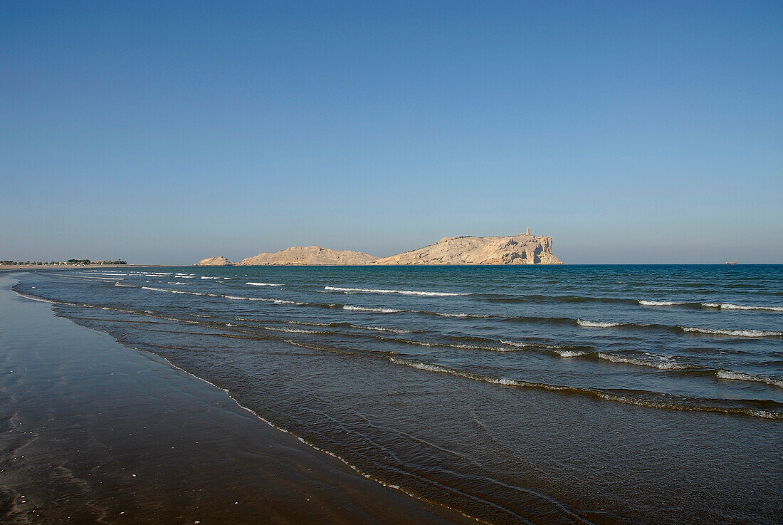 Blick auf das Meer und die Daymaniyat Insel am Horizont, Ras Al Sawadi, Oman, Asien