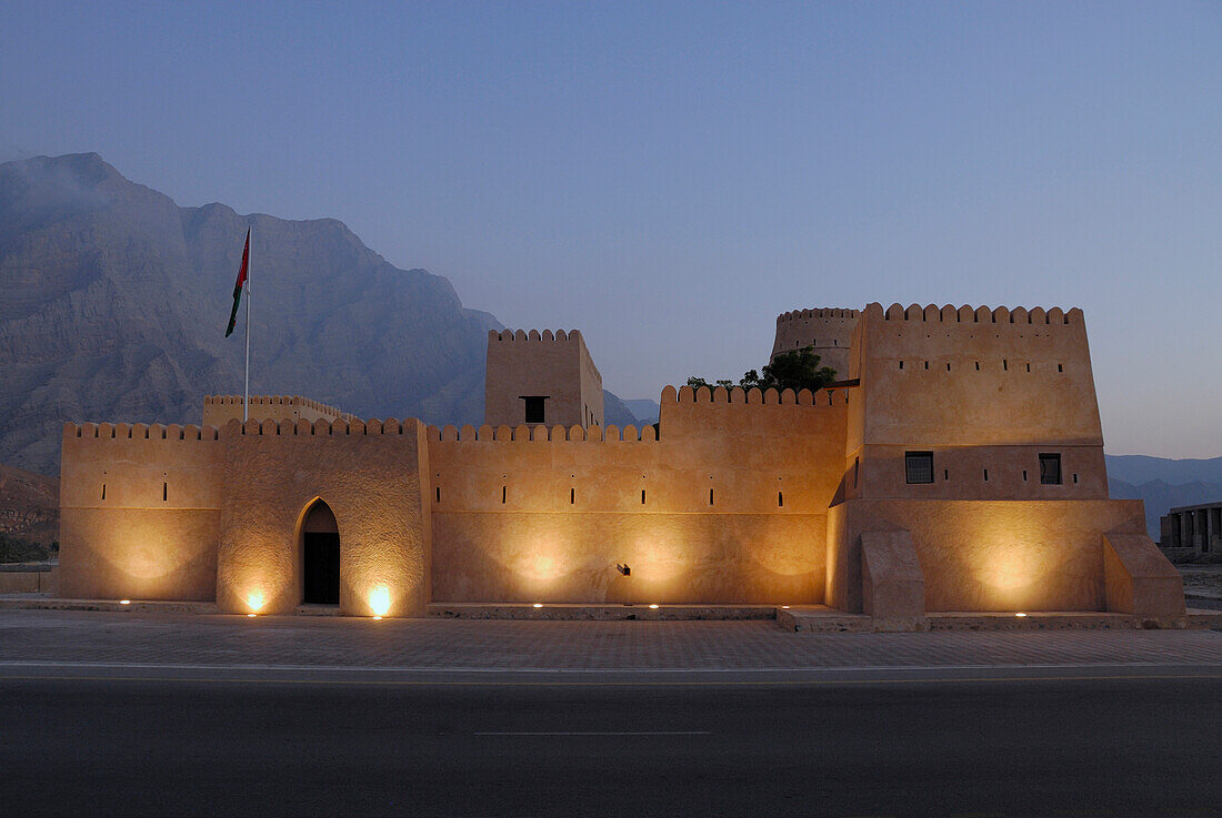 Beleuchtetes Fort in der Abenddämmerung, Bukha, Musandam, Oman, Asien