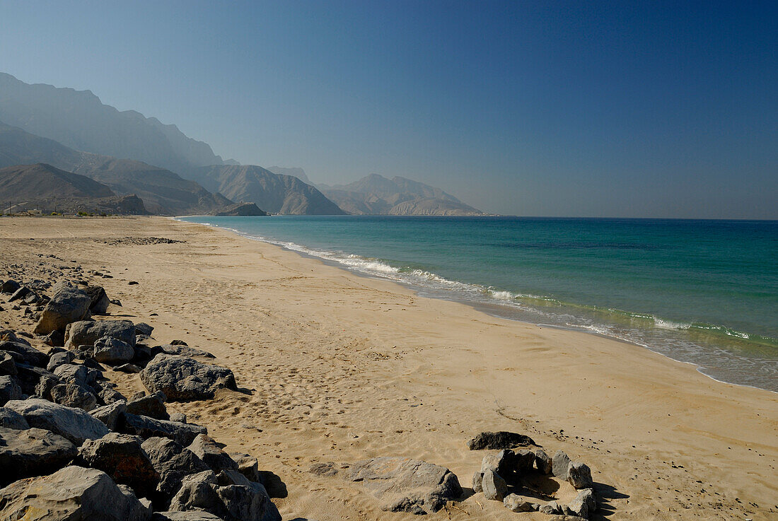 Menschenleerer Strand im Sonnenlicht, Musandam, Oman, Asien