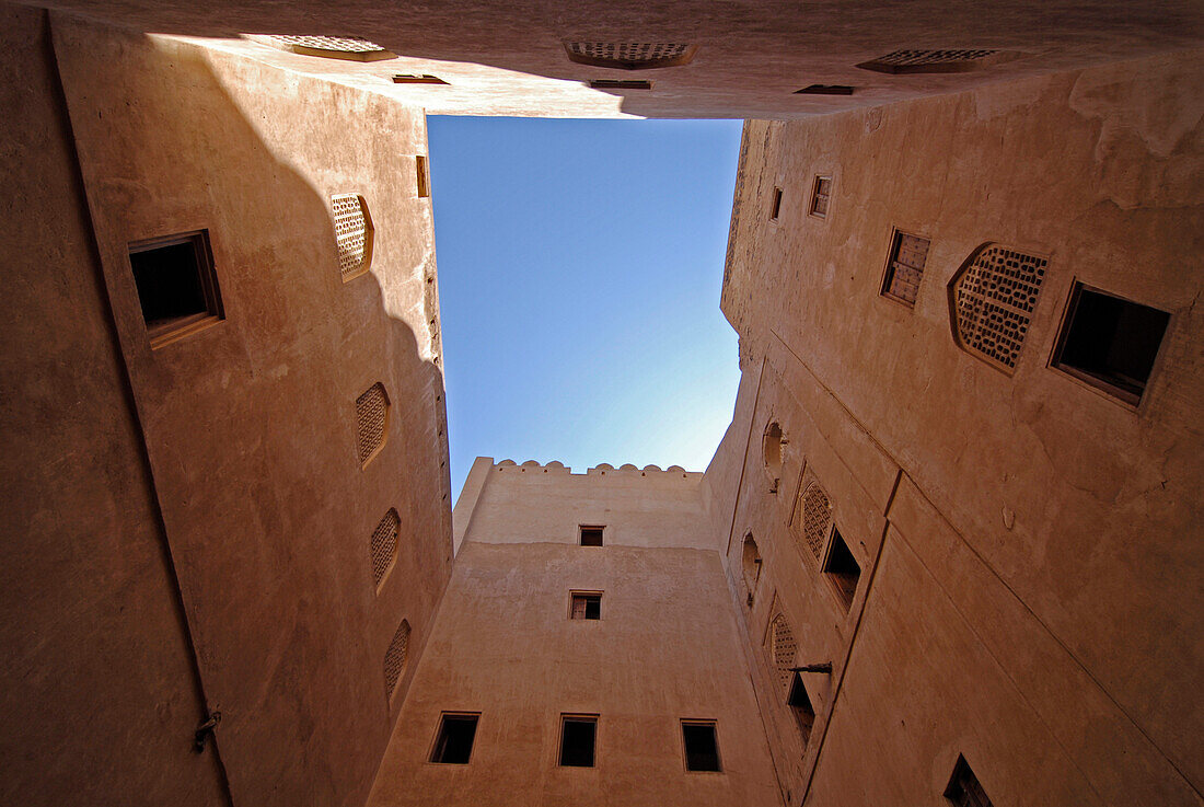 Blick von unten aus dem Innenhof des Fort Jabrin, Oman, Asien