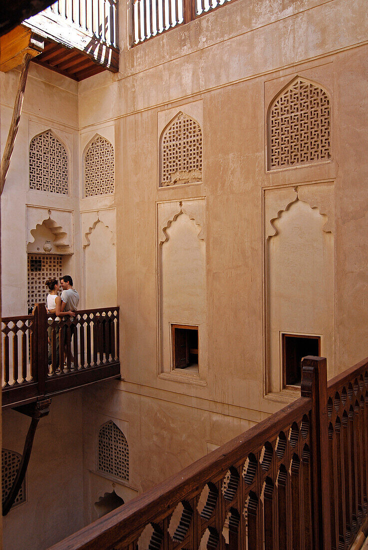 Menschen umarmen sich im Innenhof des Fort Jabrin, Oman, Asien