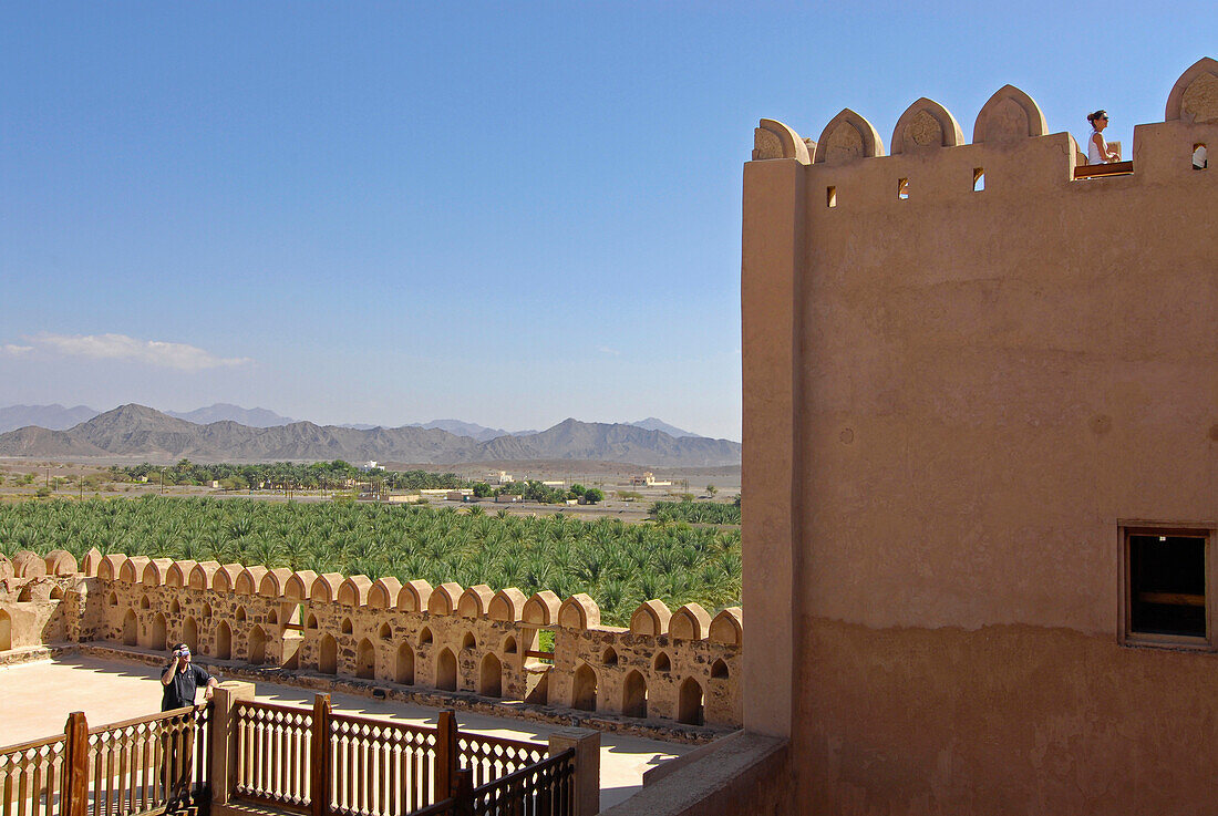 Menschen besichtigen das Fort Jabrin an einem sonnigen Tag, Oman, Asien