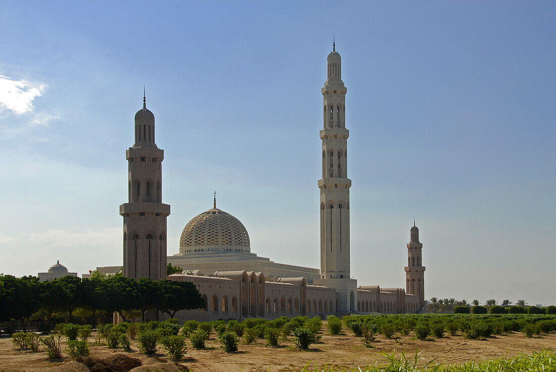 Blick auf Sultan Qaboos Moschee im Sonnenlicht, Maskat, Oman, Asien
