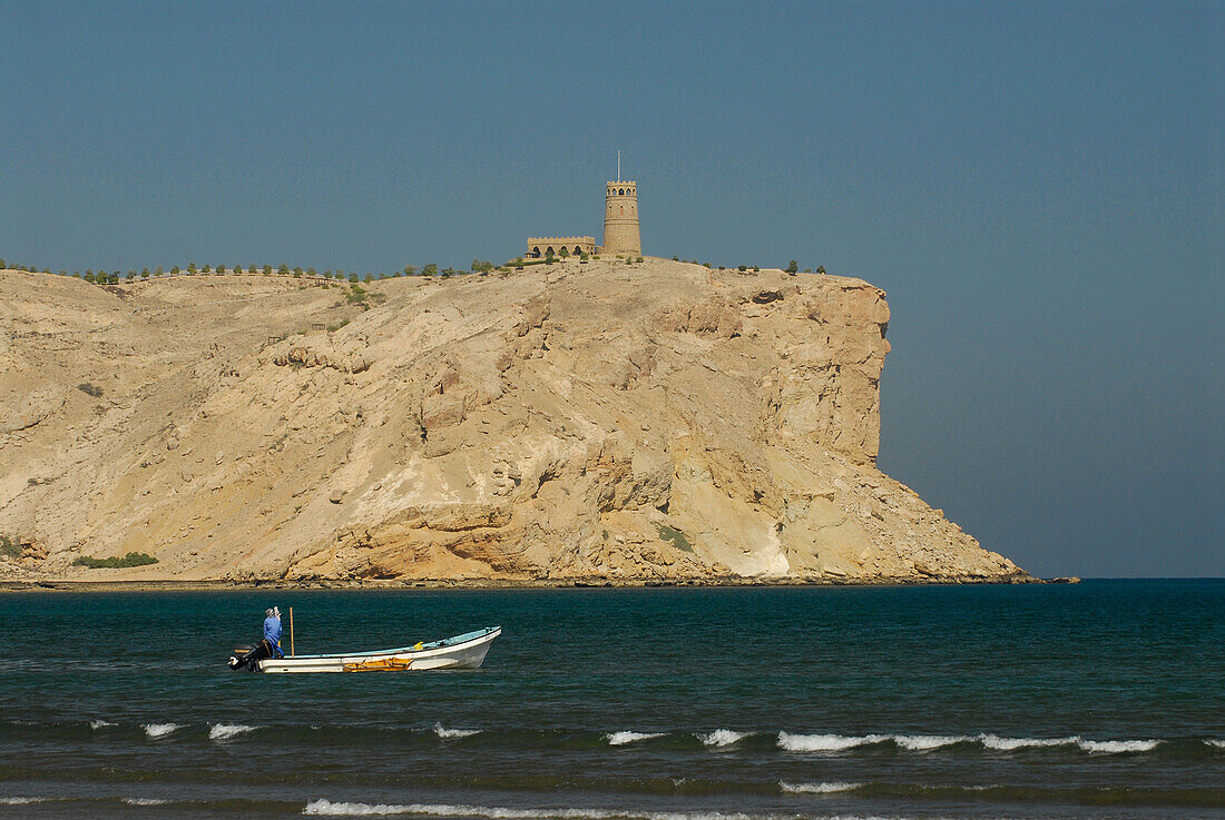 Fischerboot fährt vor den Daymaniyat Inseln, Ras Al Sawadi, Oman, Asien