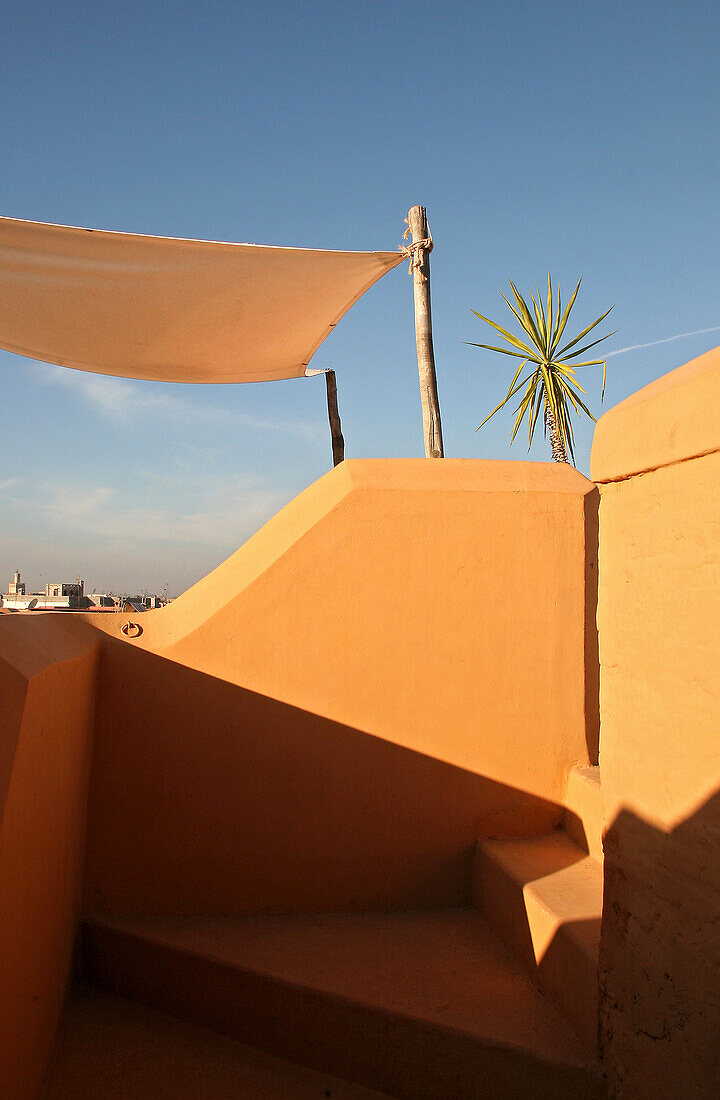 Detail einer menschenleeren Dachterrasse an einem sonnigen Tag, Marrakesch, Marokko, Afrika