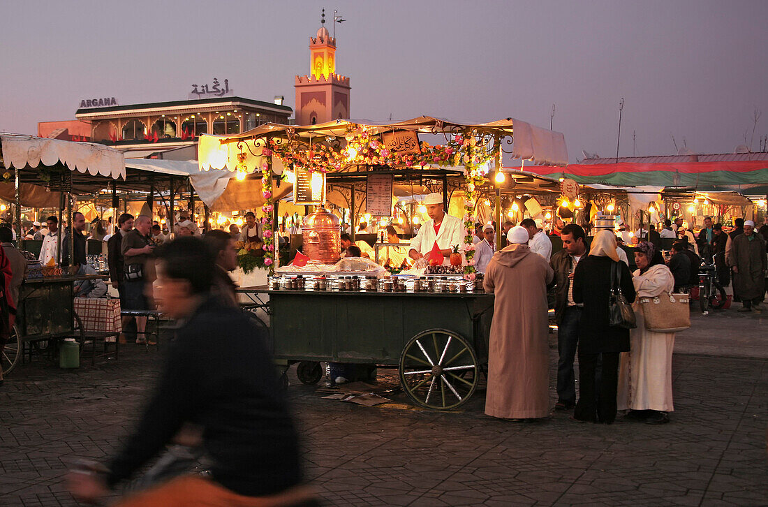 Menschen in der Dämmerung auf dem Markt am Djamâa el-Fna Platz, Marrakesch, Marokko, Afrika