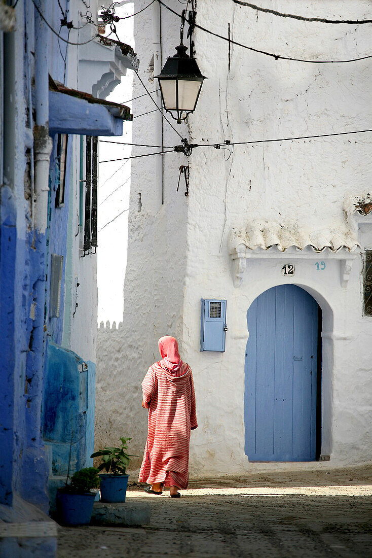 Einheimische Frau in der Medina von Chefchaouen, Marokko, Afrika