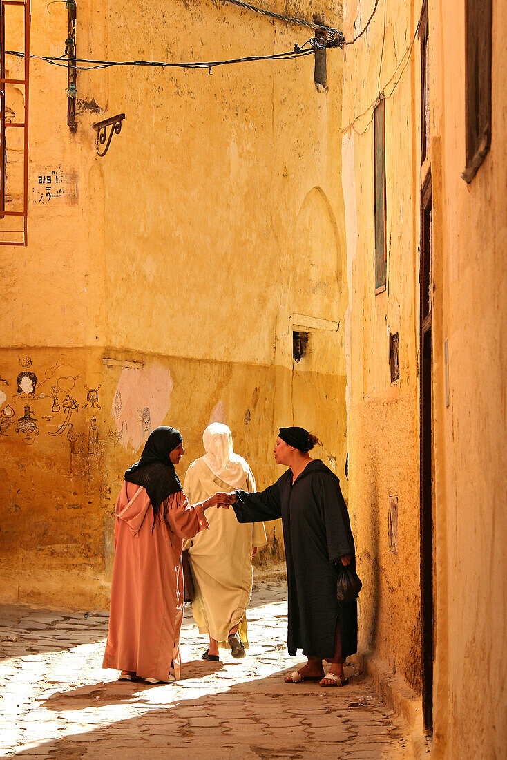 Einheimische in einer Gasse in der Medina von Meknès, Marokko, Afrika