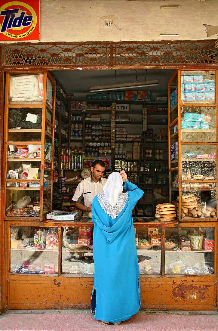 Marokkanische Frau vor einem Laden in der Medina von Meknès, Marokko, Afrika