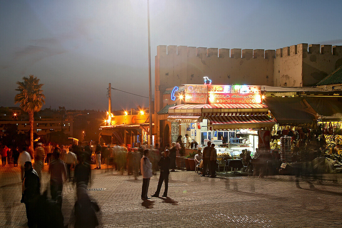 Menschen stehen am Abend auf dem El Hedim Platz, Meknès, Marokko, Afrika