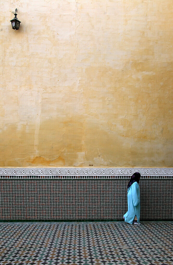 Marokkanische Frau im Mausoleum Moulay Ismail, Meknès, Marokko, Afrika