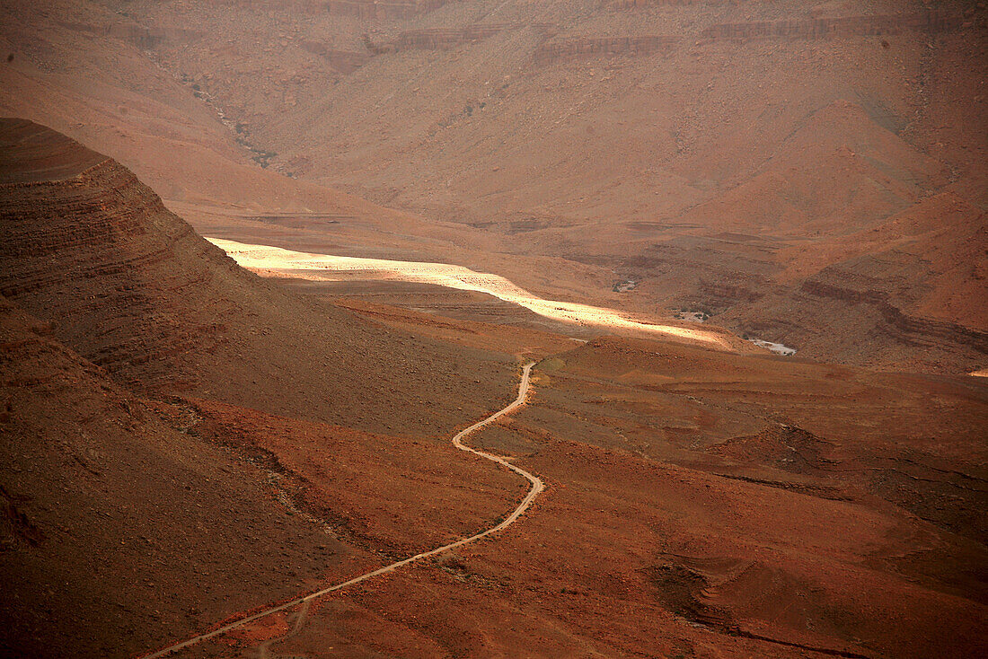 Kleine Passstraße im Hohen Atlas, Atlasgebirge, Marokko, Afrika