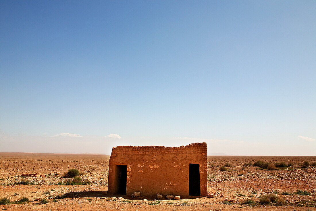 Einsame, verfallene Hütte in der Erg Chebbi Wüste unter blauem Himmel, Marokko, Afrika