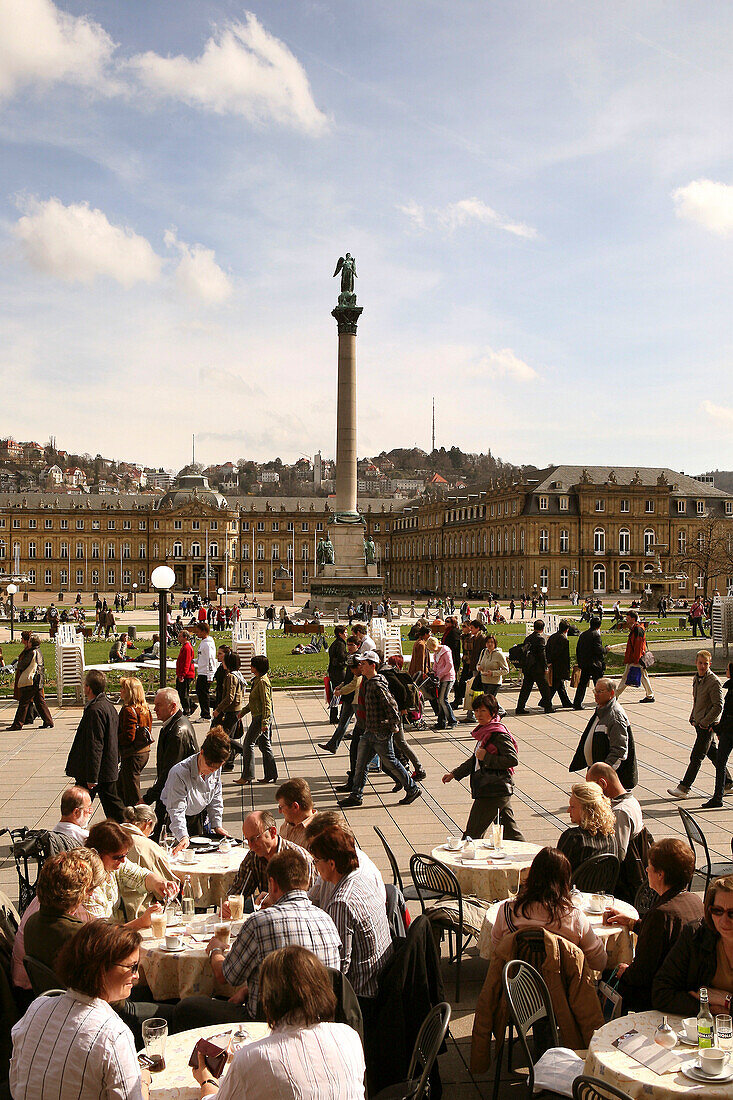 Menschen in einem Strassencafe mit Blick zum neuen Schloss mit Jubiläumssäule, Schlossplatz, Stuttgart, Baden-Württemberg, Deutschland