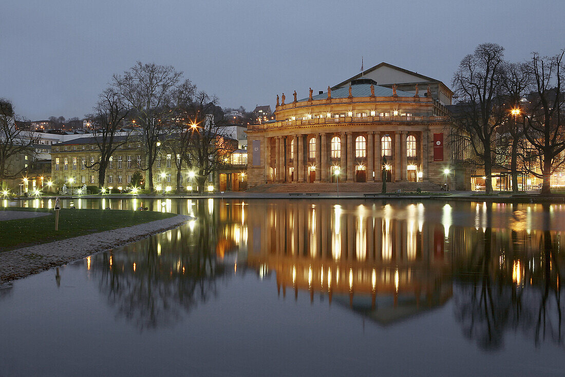 Blick über den Eckensee zum Opernhaus im Oberen Schlossgarten bei Nacht, Stuttgart, Baden-Württemberg, Deutschland