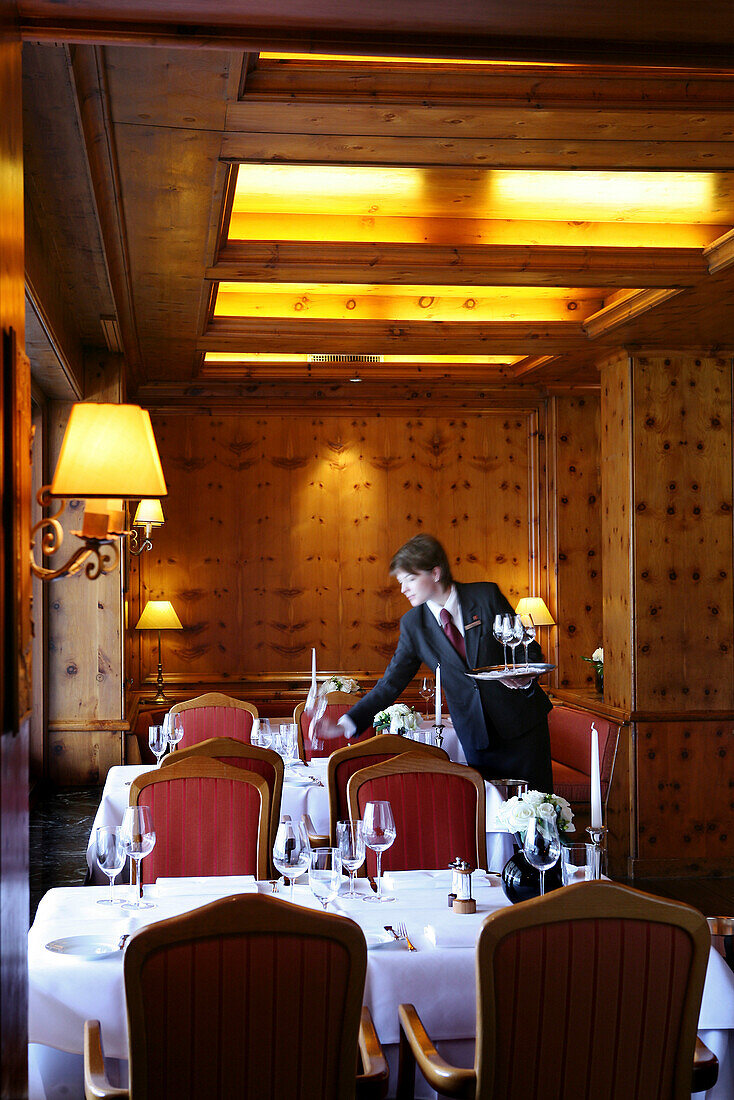 Kellnerin deckt einen Tisch im Restaurant Zirbelstube, Hotel am Schlossgarten, Stuttgart, Baden-Württemberg, Deutschland