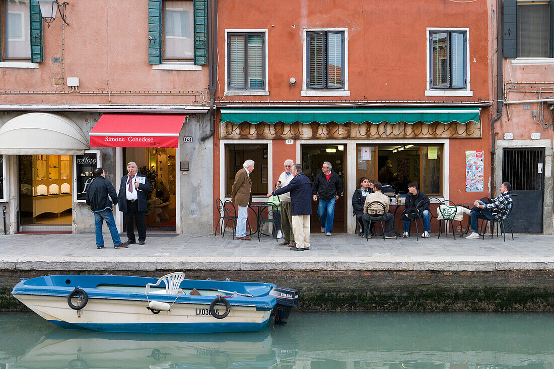Männer plaudern vor Bar am Rio dei Vetrai Kanal, Murano, Venetien, Italien, Europa