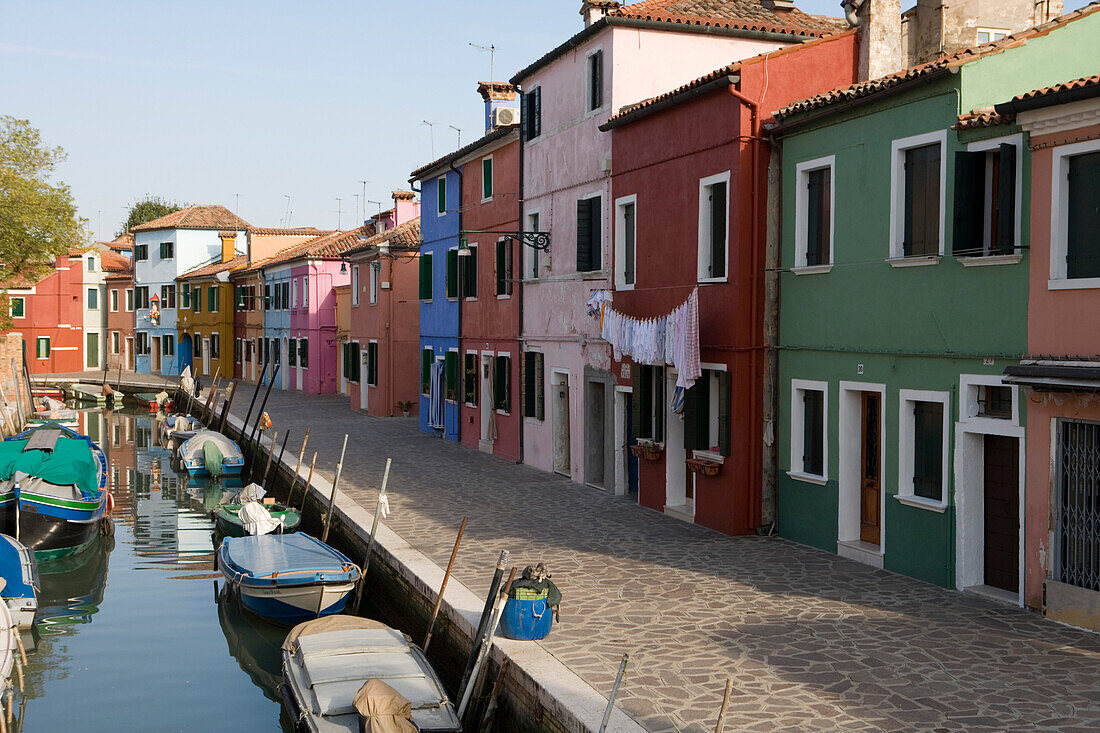 Bunte Häuser entlang dem Terranova Kanal, Burano, Venetien, Italien, Europa