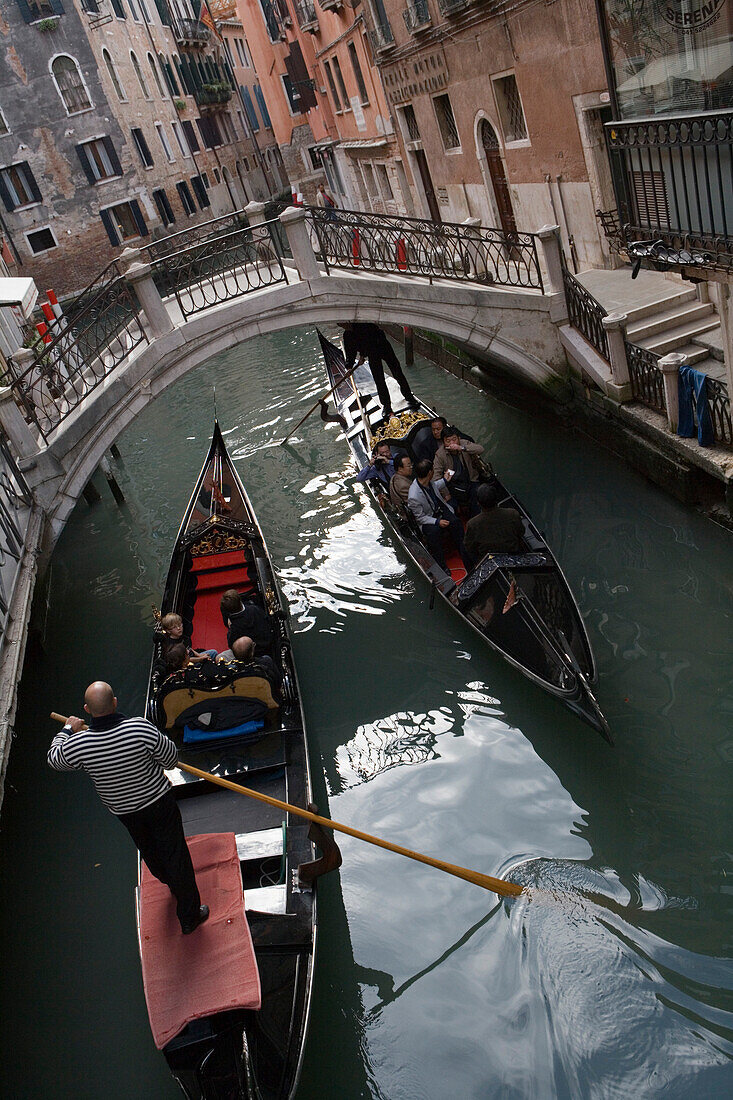 Gondeln auf Kanal, Venedig, Venetien, Italien, Europa