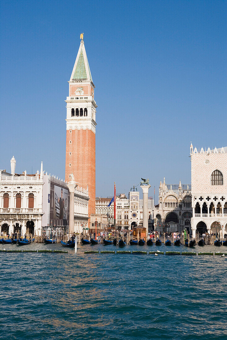 Gondeln vor Campanile di San Marco Turm und Markusdom, Venedig, Venetien, Italien, Europa