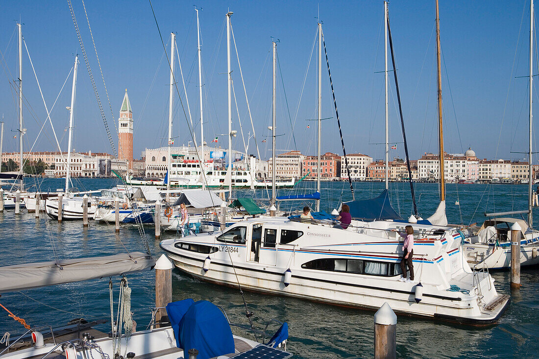 Le Boat Magnifique Hausboot verläßt den Jachthafen San Giorgio, mit Blick auf Campanile di San Marco Turm, Venedig, Venetien, Italien, Europa
