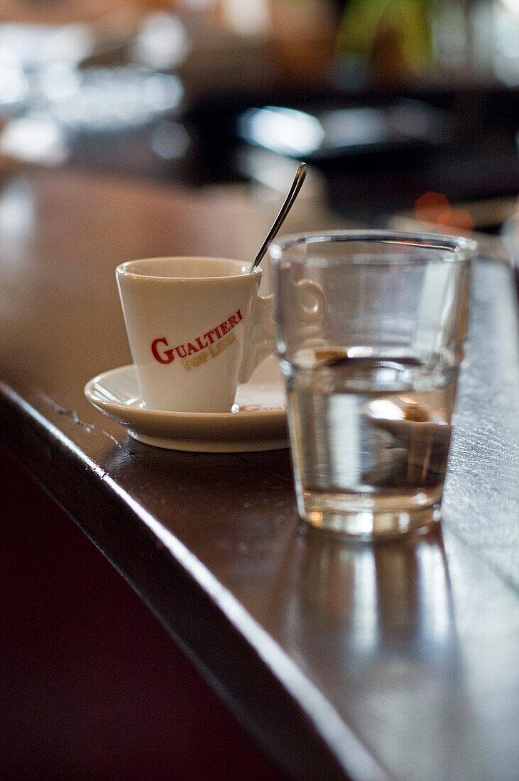 Tasse und Glas im Café, Ingolstadt, Bayern, Deutschland