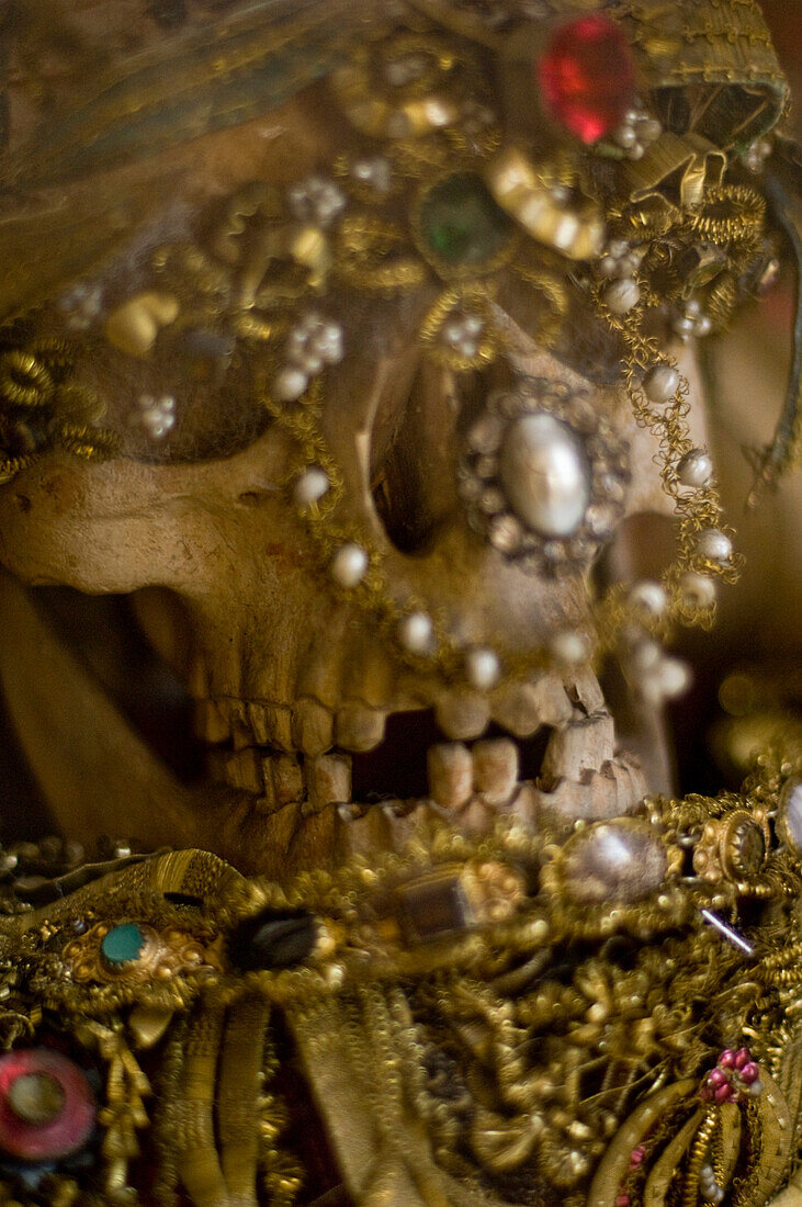 Totenschädel mit Schmuck, Grabschmuck, Wien, Österreich