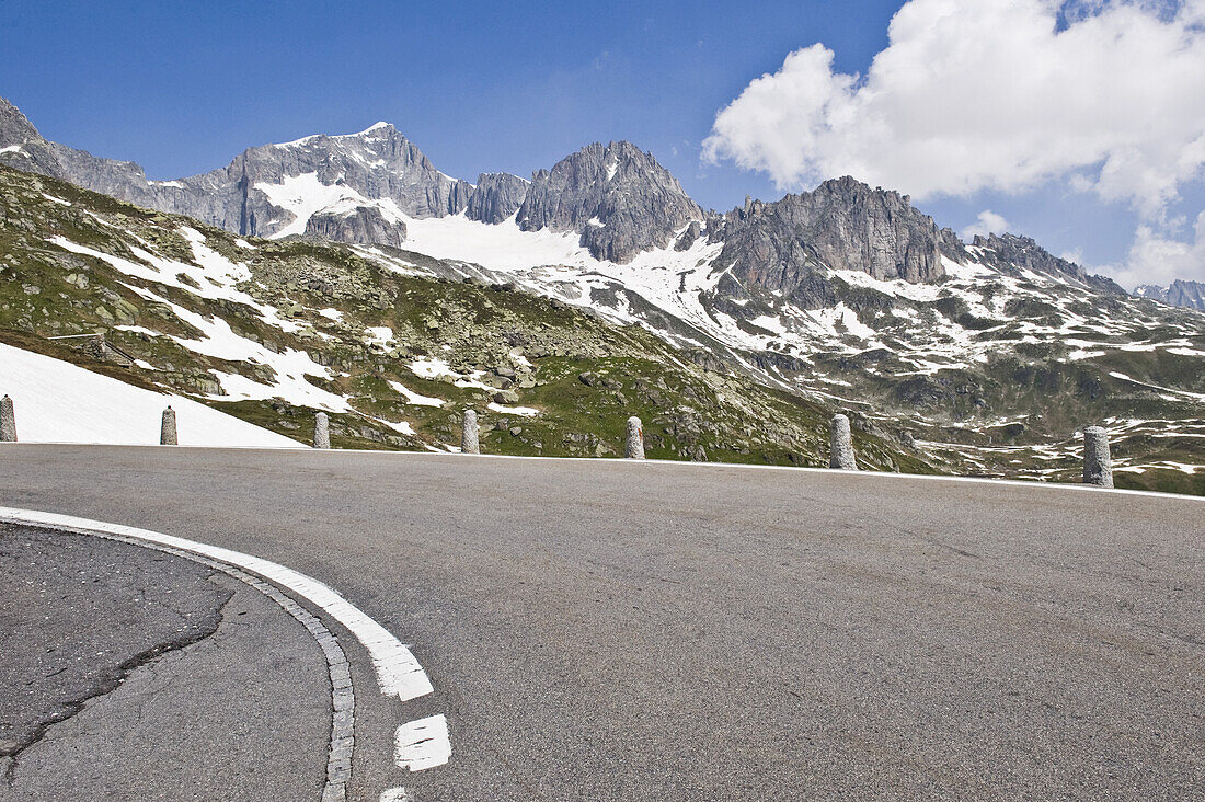 Berglandschaft mit Bergstraße, Kurve in einer Straße, Furka Pass, Schweiz