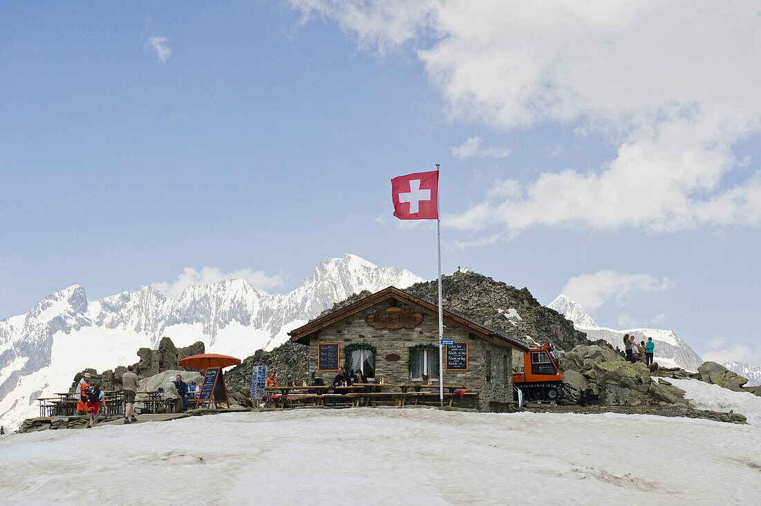 Hütte in Berglandschaft, Schweizerflagge, St. Gotthard, Schweiz