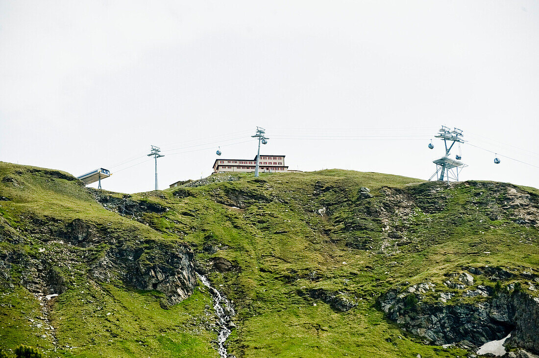 Gebäude auf einem Hügel, Berglandschaft, Wallis, Schweiz