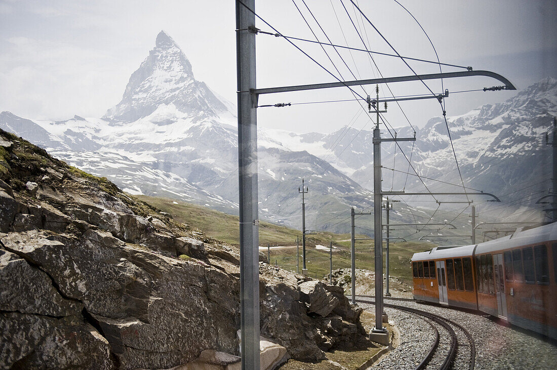 Bergbahn in Berglandschaft, Zermatt, Matterhorn, Wallis, Schweiz