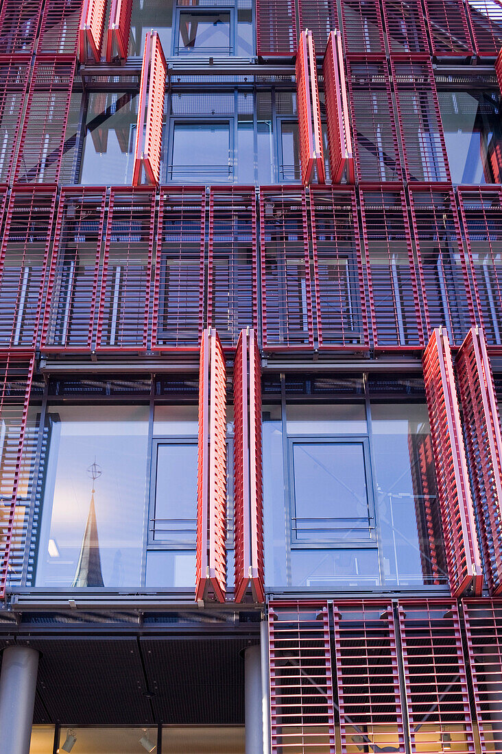 Haus mit Fenstern und rote Jalousien, Spiegelung der Kirchturm im Fenster, Ulm, Baden Württemberg, Deutschland