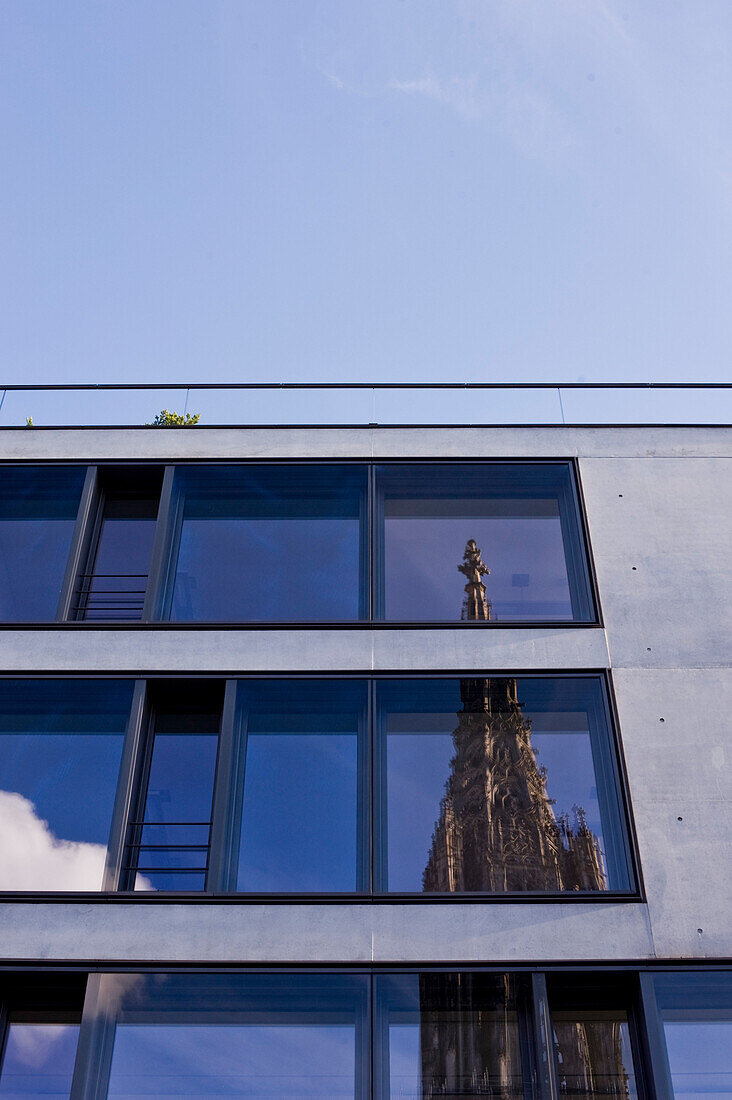Außenaufnahme vom Gebäude, Spiegelung der Kirche im Fenster, Ulm, Baden Württemberg, Deutschland